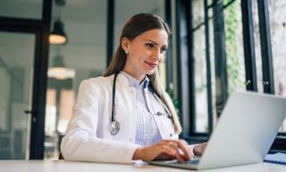 Hospitals Follow Banks’ Playbook for Taming Generic AI