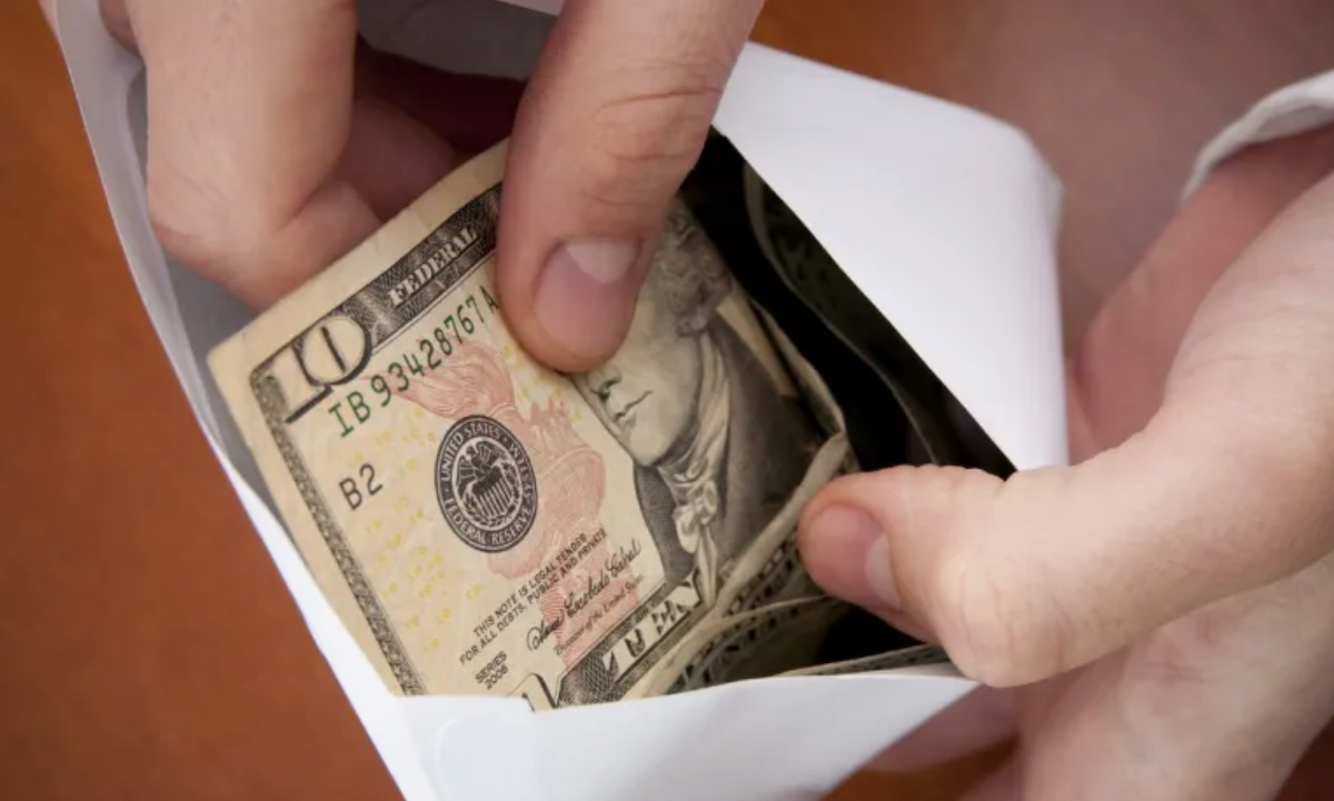 Cash Stuffing Brings Grandma’s Budgeting Back for Gen Z