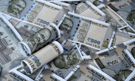 Hindistan'da tüketiciler yeni anlık ödeme ücretleri öncesi nakde yöneliyor